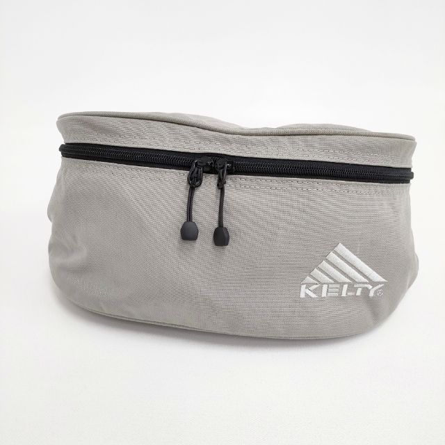 L283078-93908-19 商品説明 ブランド KELTY & SHIPS JET BLUE アイテム ウエストバッグ ボディバッグ コーデュラ カラー グレー※色は実物を見て判断したものを記載しております。発売時のカラー展開は把握しておりませんので、メーカー公式のカラーとは異なる場合もございます事をご了承くださいませ。 性別タイプ ユニセックス 実寸サイズ 縦：約15cm横：約30cmマチ：約12cmショルダー最長：約88cm※採寸画像がある商品はハンガーに吊るした状態での計測のため、平置きでの採寸とは差が生じる場合がございます。平置きでの実寸サイズをご希望の場合は、ご購入前に必ずご質問ください。 ※記載以外のサイズが合わないことを理由とした返品はできませんので、 記載部分以外で実寸サイズの気になる箇所があれば必ず購入前にご質問ください。 品質表示 コーデュラ 季節・シーズン オールシーズン 状態 【参考ランク】 B 【全体の印象】 使用感が見受けられますが、使用する上で支障となるような大きなダメージではないと思います。 【状態】 やや使用感 、 汚れ 【細かく見ると】 表生地全体的にややシミ箇所あり ※保管時にできた折りジワ、繊維付着などはご容赦下さい。 仕様 開閉仕様: ジップ 外ポケット数： 2 内ポケット数： 5 その他 ※モニターの発色の具合によって実際のものと色が異なる場合があります。 質問などありましたらご遠慮なくどうぞ！