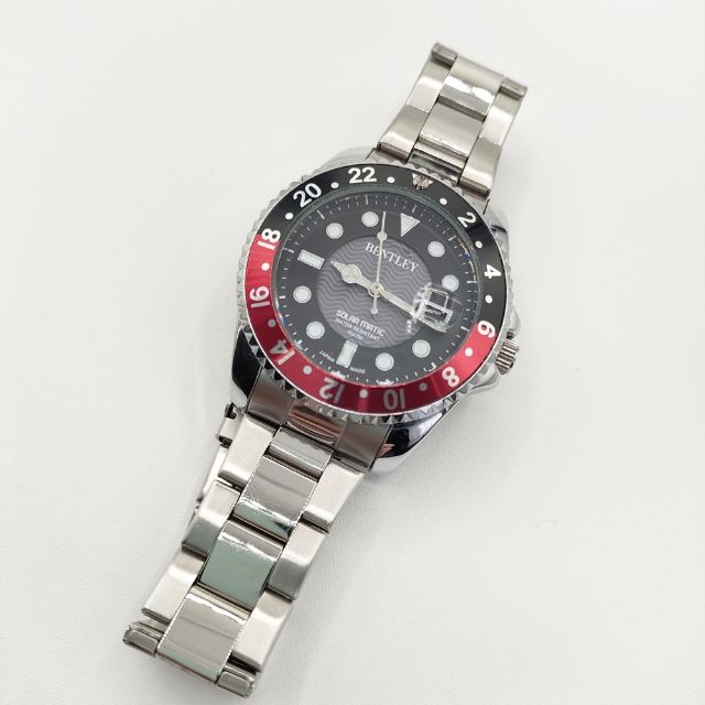 M100801-97008-39 商品説明 ブランド BENTLEY アイテム 腕時計 CREPHA 日本製 ソーラー アナログ 10気圧防水 カラー シルバー※色は実物を見て判断したものを記載しております。発売時のカラー展開は把握しておりませんので、メーカー公式のカラーとは異なる場合もございます事をご了承くださいませ。 性別タイプ メンズ 実寸サイズ 文字盤直径：約3.8cmバンド幅：約1.7cm内周最短：約21cm※採寸画像がある商品はハンガーに吊るした状態での計測のため、平置きでの採寸とは差が生じる場合がございます。平置きでの実寸サイズをご希望の場合は、ご購入前に必ずご質問ください。 ※記載以外のサイズが合わないことを理由とした返品はできませんので、 記載部分以外で実寸サイズの気になる箇所があれば必ず購入前にご質問ください。 品質表示 ステンレス 季節・シーズン オールシーズン 状態 【参考ランク】 B 【全体の印象】 使用感が見受けられますが、使用する上で支障となるような大きなダメージではないと思います。 【状態】 やや使用感 【細かく見ると】 カレンダー部分わずかにスレ箇所あり ※保管時にできた折りジワ、繊維付着などはご容赦下さい。 仕様 ディスプレイタイプ： アナログ表示 その他 ※モニターの発色の具合によって実際のものと色が異なる場合があります。 質問などありましたらご遠慮なくどうぞ！