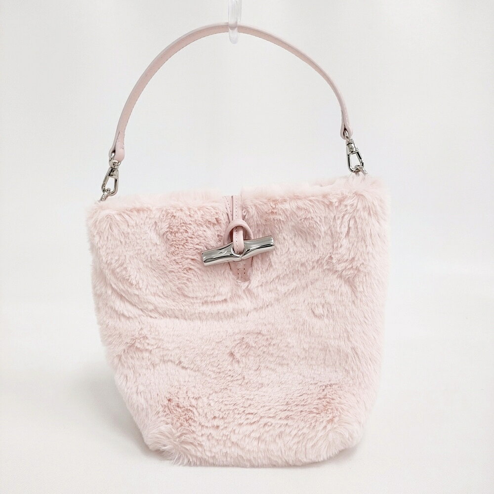 L292209-9156008-359 商品説明 ブランド Longchamp アイテム ハンドバッグ 美品 ル ロゾ コージー バケットバッグ XS エコファー 2WAY カラー ピンク※色は実物を見て判断したものを記載しております。発売時のカラー展開は把握しておりませんので、メーカー公式のカラーとは異なる場合もございます事をご了承くださいませ。 性別タイプ レディース 実寸サイズ 縦：約22cm横（上）：約24cm横（底）：約14cmマチ：約9cm持ち手：約30cm備考ショルダーベルト：約96～111.5cm※採寸画像がある商品はハンガーに吊るした状態での計測のため、平置きでの採寸とは差が生じる場合がございます。平置きでの実寸サイズをご希望の場合は、ご購入前に必ずご質問ください。 ※記載以外のサイズが合わないことを理由とした返品はできませんので、 記載部分以外で実寸サイズの気になる箇所があれば必ず購入前にご質問ください。 品質表示 リサイクルポリエステルキャンバス 季節・シーズン 秋冬 状態 【参考ランク】 A 【全体の印象】 使用感が少なく全体的に綺麗に感じられます。 ※保管時にできた折りジワ、繊維付着などはご容赦下さい。 仕様 開閉仕様: 他 外ポケット数： なし 内ポケット数： 3 定価 74800円 付属品等 説明書 その他 ※モニターの発色の具合によって実際のものと色が異なる場合があります。 質問などありましたらご遠慮なくどうぞ！