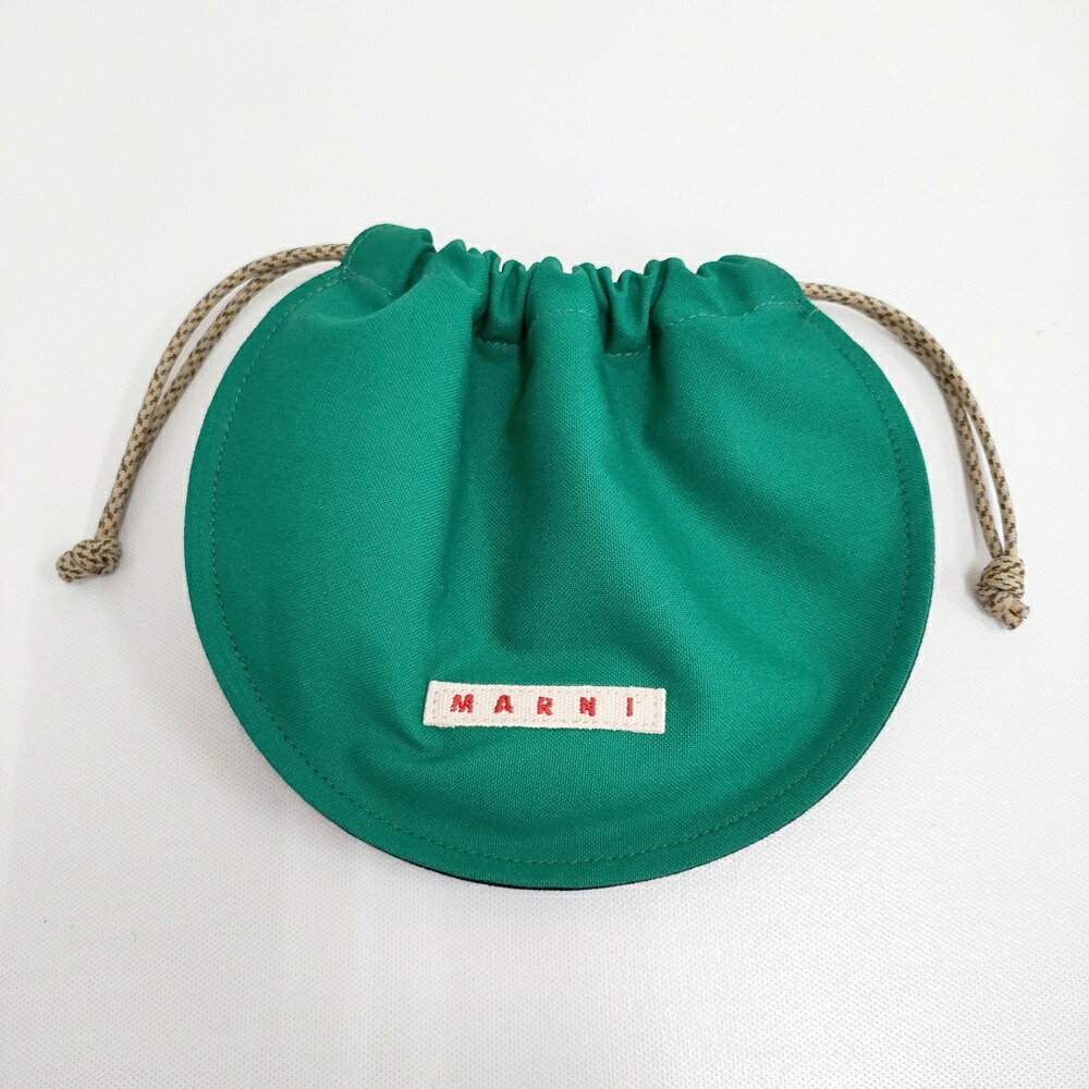 L279383-929908-79 商品説明 ブランド MARNI アイテム ポーチ 新品 カラーブロックキャンバスポーチ マルニマーケット PHMH0047A1 カラー グリーン ブラック※色は実物を見て判断したものを記載しております。発売時のカラー展開は把握しておりませんので、メーカー公式のカラーとは異なる場合もございます事をご了承くださいませ。 性別タイプ レディース 実寸サイズ 縦：約17.5cm横：約23cm※採寸画像がある商品はハンガーに吊るした状態での計測のため、平置きでの採寸とは差が生じる場合がございます。平置きでの実寸サイズをご希望の場合は、ご購入前に必ずご質問ください。 ※記載以外のサイズが合わないことを理由とした返品はできませんので、 記載部分以外で実寸サイズの気になる箇所があれば必ず購入前にご質問ください。 品質表示 綿 季節・シーズン オールシーズン 状態 【参考ランク】 S 【全体の印象】 新品未使用品です。 【新品について】 ※保管中に出品時になかった汚れや傷などがつく場合もございます。状態について気になる場合は、必ずご購入前にお問い合わせ下さい。 ※保管時にできた折りジワ、繊維付着などはご容赦下さい。 仕様 開閉仕様: 巾着 外ポケット数： なし 内ポケット数： なし その他 ※モニターの発色の具合によって実際のものと色が異なる場合があります。 質問などありましたらご遠慮なくどうぞ！