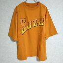 L221810-19390815-29 商品説明 ブランド EDIFICE アイテム 半袖Tシャツ カットソー 新品 VACANCES à PARIS Suze-A T-shirt カラー オレンジ※色は実物を見て判断したものを記載しております。発売時のカラー展開は把握しておりませんので、メーカー公式のカラーとは異なる場合もございます事をご了承くださいませ。 性別タイプ ユニセックス 表記サイズ M 実寸サイズ 肩幅：約52cm着丈(後ろ)：約-cm総丈(後ろ)：約72cm身幅：約57cm袖丈：約26cm※記載以外のサイズが合わないことを理由とした返品はできませんので、 記載部分以外で実寸サイズの気になる箇所があれば必ず購入前にご質問ください。 品質表示 綿100％ 季節・シーズン 春夏 状態 【参考ランク】 S 【全体の印象】 新品未使用品です。 【細かく見ると】 未使用品ではございますが、一度人の手に渡ったお品物ということだけは ご理解の上ご検討いただけますようよろしくお願いいたします。 【新品について】 ※保管中に出品時になかった汚れや傷などがつく場合もございます。状態について気になる場合は、必ずご購入前にお問い合わせ下さい。 ※保管時にできた折りジワ、繊維付着などはご容赦下さい。 仕様 フロント： なし ポケット：なし着脱仕様： プルオーバー 透け感： なし 裏地： なし 定価 5500円 商品説明 ユニセックスでご着用いただけます。 その他 ※モニターの発色の具合によって実際のものと色が異なる場合があります。 質問などありましたらご遠慮なくどうぞ！