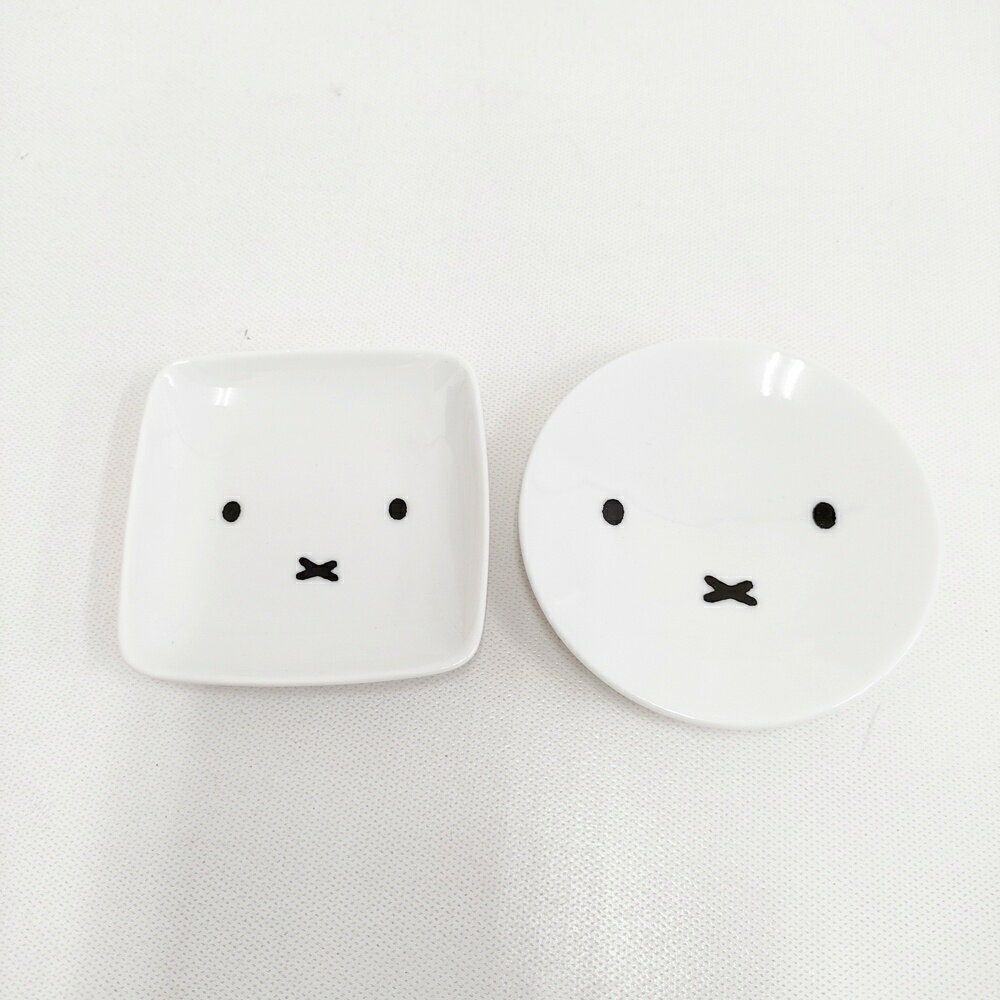 L275592-91308-19 商品説明 ブランド miffy アイテム 皿 未使用品 みっふぃーきっちん 豆皿 2点セット カラー ホワイト※色は実物を見て判断したものを記載しております。発売時のカラー展開は把握しておりませんので、メーカー公式のカラーとは異なる場合もございます事をご了承くださいませ。 性別タイプ レディース 実寸サイズ 備考四角皿 幅：7.7cm 高さ：1.8cm 丸皿 直径：8.9cm 高さ：1.5cm※採寸画像がある商品はハンガーに吊るした状態での計測のため、平置きでの採寸とは差が生じる場合がございます。平置きでの実寸サイズをご希望の場合は、ご購入前に必ずご質問ください。 ※記載以外のサイズが合わないことを理由とした返品はできませんので、 記載部分以外で実寸サイズの気になる箇所があれば必ず購入前にご質問ください。 品質表示 陶磁器 季節・シーズン オールシーズン 状態 【参考ランク】 S-A 【全体の印象】 ほとんど使用感もなく新品同様の綺麗な状態です。 【新品について】 ※保管中に出品時になかった汚れや傷などがつく場合もございます。状態について気になる場合は、必ずご購入前にお問い合わせ下さい。 ※保管時にできた折りジワ、繊維付着などはご容赦下さい。 仕様 付属品等 保存箱 その他 ※モニターの発色の具合によって実際のものと色が異なる場合があります。 質問などありましたらご遠慮なくどうぞ！