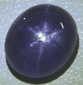 宝石名 天然パープルスターサファイア 産地 スリランカ産 重さ 7.01ct サイズ 11x9.4x6.5ミリ 色 パープル色 商品説明 大きく半透明 スター効果よく紫色のコランダムスターサファイア。 発送 簡易書留郵便も対応しています。重...