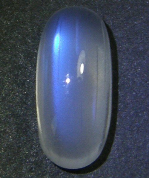 宝石名 天然ペリステライト 産地 アフリカ産 重さ 2.84ct サイズ 12.2x5.7x5.2ミリ 色 ブルーシラー色 商品説明 ブルーシラー効果 ペリステライト。 発送 簡易書留郵便も対応しています。重さにより価格変わります。基本430円