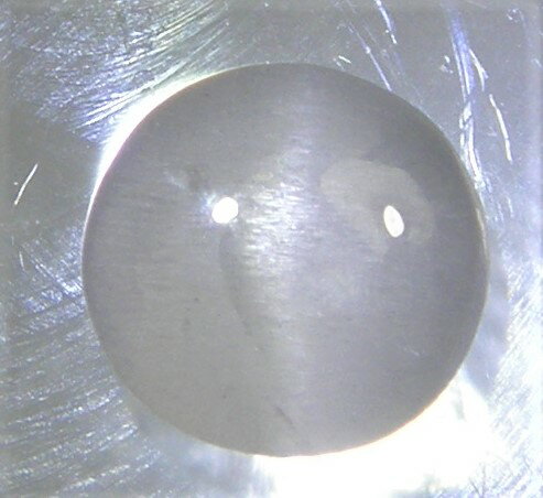 宝石名 　天然石　ホワイトスキャポライトキャッツアイ 産地 　スリランカ産 重さ 　0．64ct サイズ 　5．6x5．6x2．9ミリ 色 　ホワイト色 商品説明 　ホワイトカラースキャポライトキャッツアイ。 発送 簡易書留郵便も対応してい...