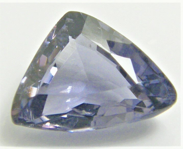 宝石名 天然　パープルスピネル 産地 　スリランカ産 重さ 　1．78ct サイズ 　8．5x7．3x3．7ミリ 色 　パープル色 商品説明 　クリーンなパープルスピネル　スリランカ産。 発送 簡易書留郵便も対応しています。重さにより価格変...