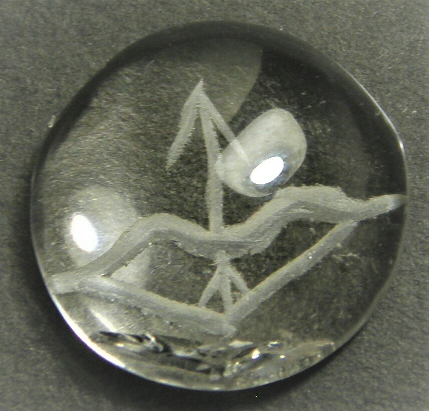 宝石名 天然石　クォーツ　「水晶」 産地 　ブラジル産 重さ 　10．69ct サイズ 　15．7x15．9x5．7ミリ 色 　無色 商品説明 　透かし彫り弓矢のような模様　水晶「クォーツ」。 発送 簡易書留郵便も対応しています。重さにより...