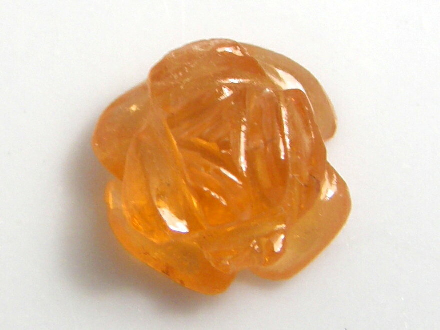 宝石名 天然石　スペサルティンガーネット 産地 　アフリカ　ナミビア産 重さ 　3．17ct サイズ 　9x8．6x5．4ミリ 色 　オレンジ色 商品説明 　スペサルティンガーネット　花びらの彫刻。 発送 簡易書留郵便も対応しています。重さにより価格変わります。