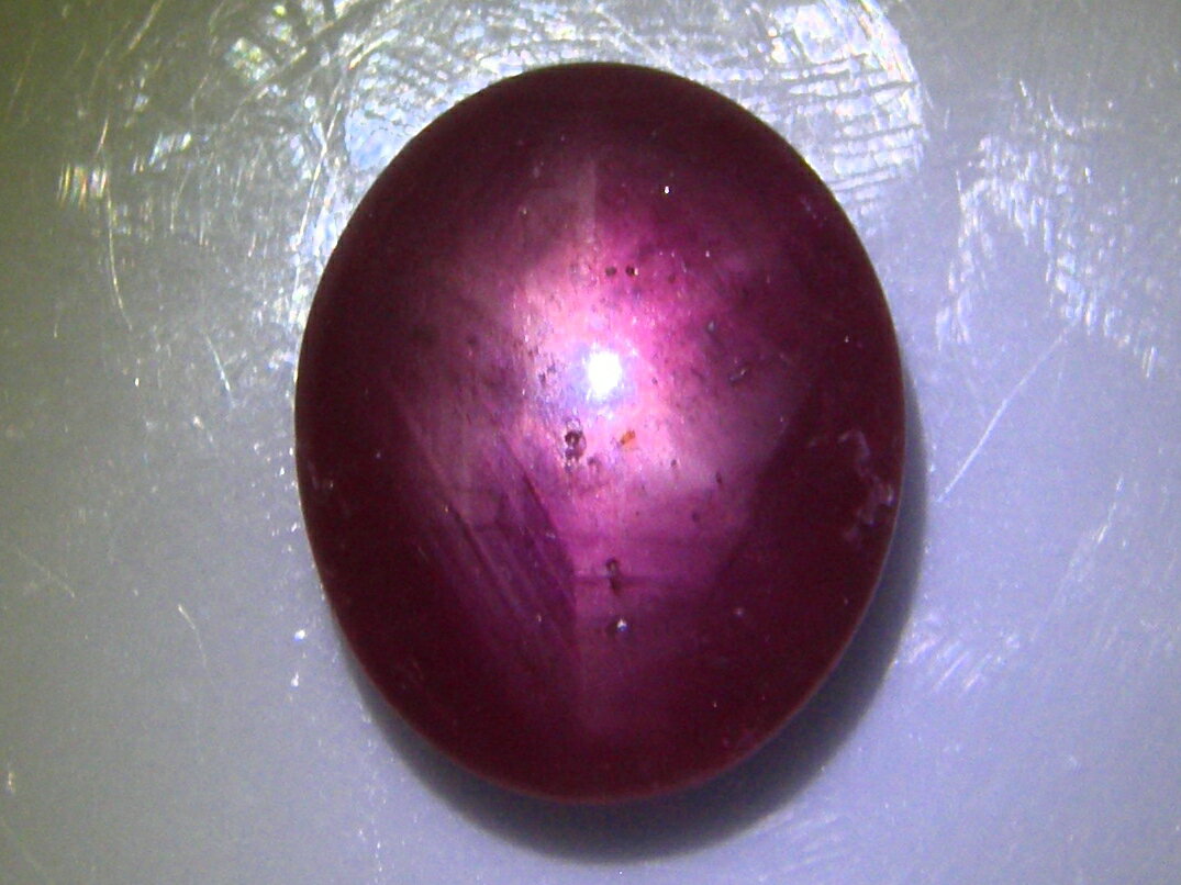 宝石名 天然 スタールビー　「含浸処理」 産地 　　アフリカ産 重さ 　6．54ct サイズ 　約　13.5x11x4．4ミリ 色 　赤色 商品説明 　スター効果　色合いよく天然石　含浸処理石　色の改善をされた処理石。 発送 簡易書留郵便も対応しています。重さにより価格変わります。