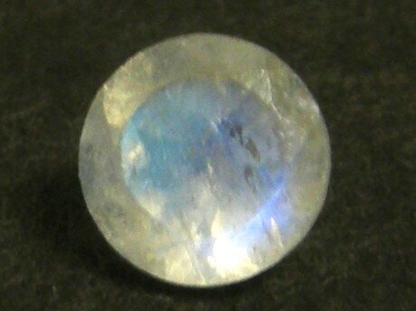 宝石名 天然　ラブラドライト 産地 　アフリカ産 重さ 　0．28ct サイズ 　4．1x4．1x3ミリ 色 　ブルーシラー色 商品説明 　ラウンドカット　丸4．1ミリ　石表面中央にブルーシラー効果出ます　。 発送 簡易書留郵便も対応しています。重さにより価格変わります。