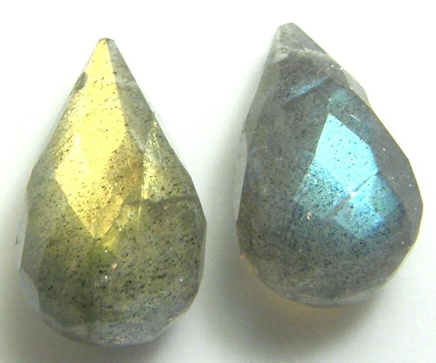 宝石名 天然石　ラブラドライト 産地 　アフリカ産 重さ 　2p　5．29ct サイズ 石のサイズ 約　10．7x6．7　6．6ミリ 色 　シラー色 商品説明 　ブリオレットカット　ほぼペアー　シラー効果もあります　上部横穴あけされてます。...