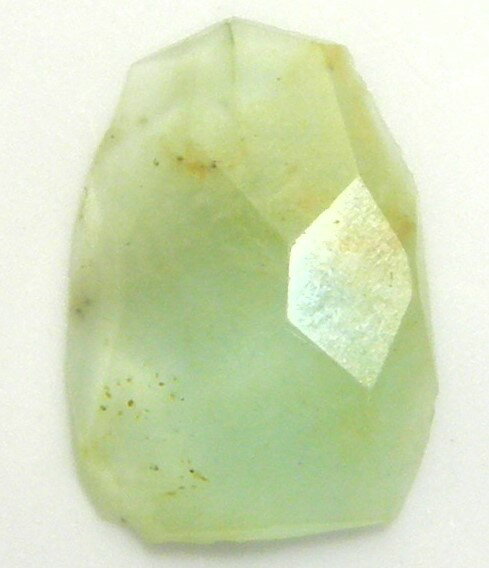 宝石名 　天然石　グリーンオパール 産地 　南米産 重さ 　2．78ct サイズ 　16．5x11．1x12．8ミリ 色 　グリーン色 商品説明 　ローズカット　グリーンオパール。 発送 簡易書留郵便も対応しています。重さにより価格変わります。