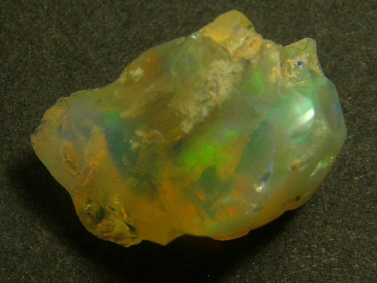 宝石名 天然　オパール 産地 　エチオピア産 重さ 　5．53ct サイズ 　15．5x9．5x3．6ミリ 色 　イエロー色 商品説明 　半透明　遊色効果あり　オパール原石。 発送 簡易書留郵便も対応しています。重さにより価格変わります。
