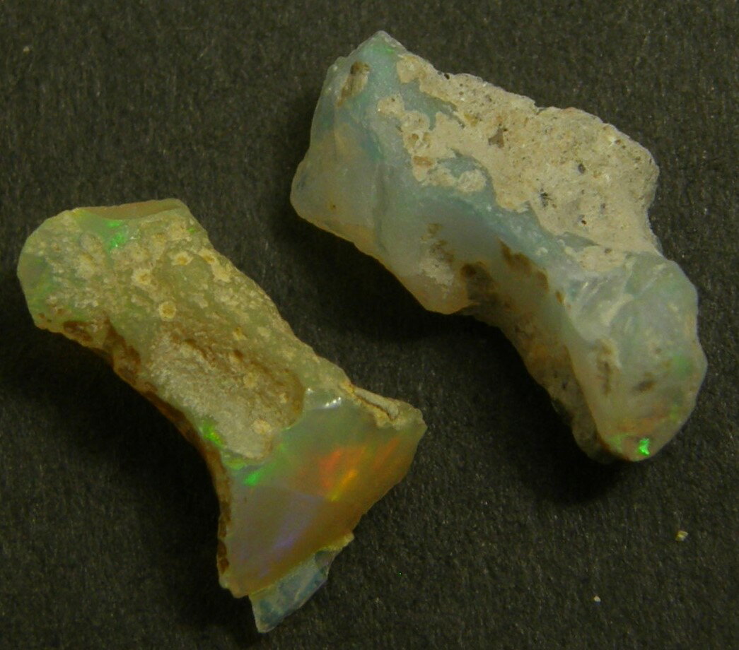 宝石名 天然　オパール 産地 　オーストラリア産 重さ 　2コ　2．65ct サイズ 　13．3x6．9ミリ　10．9x5ミリ 色 　遊色 商品説明 　赤斑の遊色効果もあります　一つは遊色弱い　オパール原石2コ。 発送 簡易書留郵便も対応し...