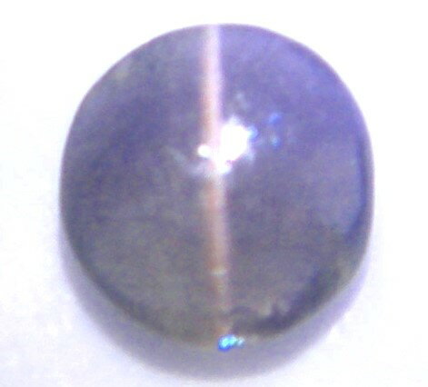 宝石名 天然シリマナイトキャッツアイ 産地 アフリカ産 重さ 　0．74ct サイズ 　6．2x6x2．4ミリ 色 　グレー色 商品説明 　シャープ線キャッツアイ効果　。 発送 簡易書留郵便も対応しています。重さにより価格変わります。