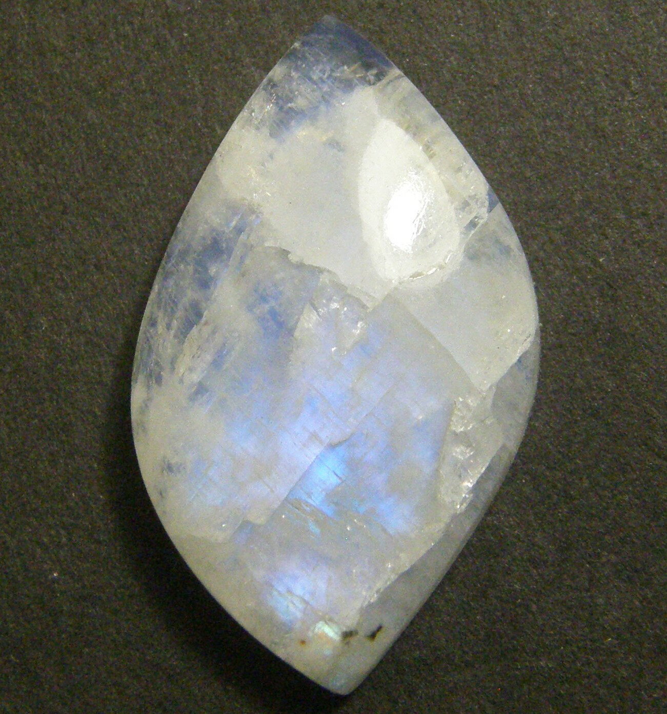 宝石名 天然 　レインボームーンストーン「ラブラドライト」　 産地 　アフリカ産 重さ 　20．79ct サイズ 　約28x17．2x6．5ミリ 色 　ブルーシラー色 商品説明 　綺麗なブルーシラー効果　少しイエローも見える程度　透明度あり...