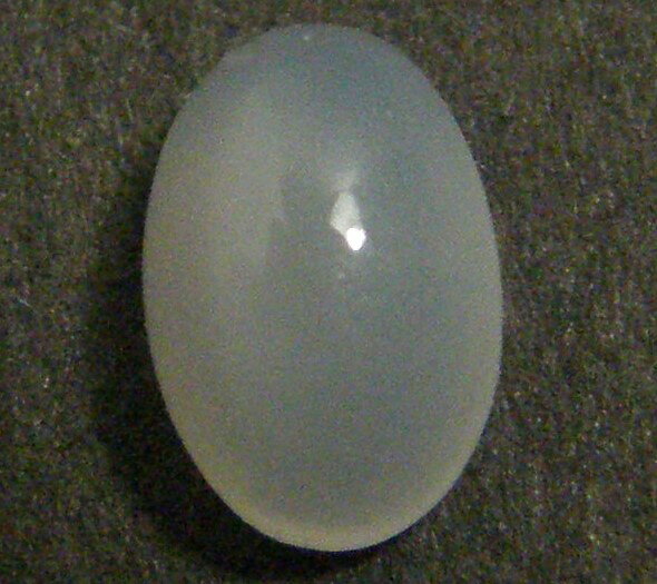宝石名 天然　ムーンストーン 産地 　インド産 重さ 　0．56ct サイズ 　6．2x4．1x3．1ミリ 色 　ホワイト色 商品説明 　ペンライト光当てるとキャッツアイ効果少し現れます。 発送 簡易書留郵便も対応しています。重さにより価格変わります。