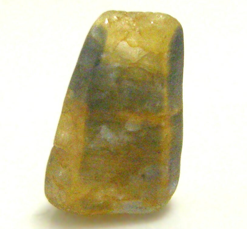 宝石名 天然　バイカラーサファイア 産地 スリランカ産 重さ 　9．17ct サイズ 　15x8．8x6．7ミリ 色 　イエロー/ブルー色 商品説明 　天然のバイカラーサファイア原石は、ブルーとイエローの美しい色合いが特徴です。この9.17カラットの大きな結晶は、スリランカ産の半透明な原石で、自然が生み出した独特の色彩を楽しむことができます。ブルーとイエローの色の組み合わせは、見る角度によって異なる表情を見せ、鑑賞するたびに新たな魅力を発見できるでしょう。ジュエリーとしての加工はもちろん、コレクションとしても価値のある一品です。特別な贈り物や、自分自身へのご褒美としても最適です。 発送 簡易書留郵便も対応しています。重さにより価格変わります。