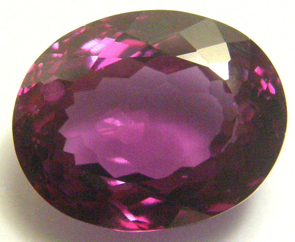 宝石名 　合成　カラーチェンジサファイア　「アレキタイプ」 産地 　・・・産 重さ 　22．26ct サイズ 　18．2x14．6x8．5ミリ 色 　パープル～レディッシュ変色 商品説明 　大粒　合成カラーチェンジサファイア　アレキタイプ　コランダム成分。 発送 簡易書留郵便も対応しています重さにより料金変わります　。