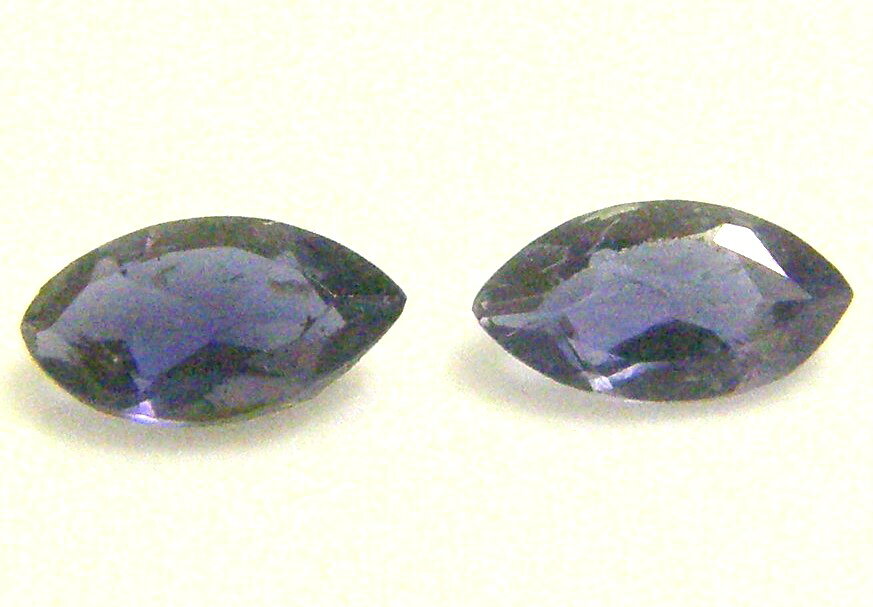 宝石名 　天然石　アイオライト 産地 　アフリカ産 重さ 　2個　0．42ct サイズ 　約5．9x3．2x2．1ミリ6．2x3．3x2．2ミリ 色 　青紫色 商品説明 　マーキスカット　バイオレットカラー魅力的なアイオライト　ペア。 発送 簡易書留郵便も対応しています。重さにより価格変わります。