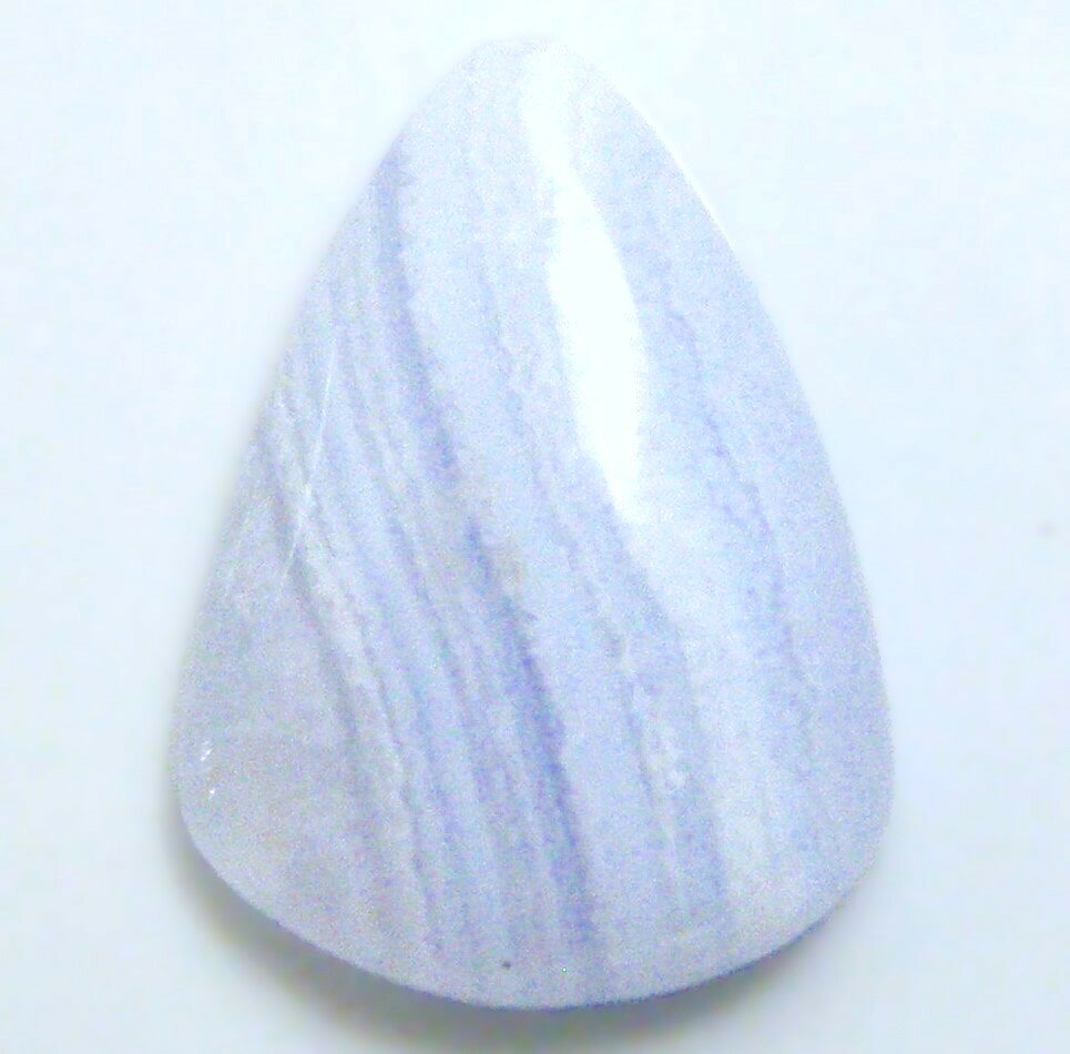 宝石名 天然　ブルーレースアゲート 産地 　アフリカ産 重さ 　10．71ct サイズ 　20x14．7x5．4ミリ 色 青色 商品説明 　縞模様とやさしいブルーカラー 発送 簡易書留郵便も対応しています。重さにより価格変わります。
