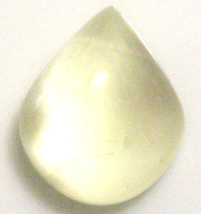 宝石名 天然　ゴールデンラブラドライト 産地 　南米産 重さ 　4．86ct サイズ 　12．6x10．5x6．5ミリ 色 　イエロー色 商品説明 天然のゴールデンラブラドライトは、その美しいイエローカラーが特徴　ファンシーカボションカット。 発送 簡易書留郵便も対応しています。重さにより価格変わります。
