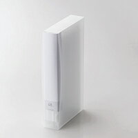 ■コンパクトにたっぷり収納!新開発の不織布を使用したBlu-ray/DVD/CDをきれいに整理・分類できるBlu-ray/DVD/CD用ディスクファイル［特徴］■大量のBlu-ray/DVDやCDなどのディスク類をコンパクトに整理・収納できるBlu-ray/DVD/CD用ディスクファイルです。 ■ディスクの整理・検索に便利なインデックスラベルが付属しています。 ■分類に便利な背ラベルカードが付属しています。 ■ファイル本体はフィンガーホール付きで、ファイルケースから取り出しやすくなっています。 ■ファイル表面は、手触りのよいエンボス加工を施しています。 ■Blu-ray/DVD/CD収納部には、表面に凹凸の少ない新開発の不織布シートを採用し、Blu-rayディスクの保管に最適です。 ■※ブルーレイディスクは他のディスクと比較し記録層をカバーしている層が薄いため、従来の不織布ケースに収納すると、不織布の凹凸が記録面へ転写され、読取不良の原因になります。 ■Blu-ray/DVD/CD収納部には、ディスクの飛び出しを防ぐストッパーが付いています。 ■インテリア性の高い美しいカラーを採用し、オフィスでもご家庭でもシーンを選ばずご使用いただけます。≪商品の概要≫■サイズ：幅155×厚み43mm×高さ278mm■材質：本体:ポリプロピレン、背ラベルカード/インデックスラベル:紙■対象メディア：Blu-ray/DVD/CD■収納数：48枚■カラー：クリア■付属品：背ラベルカード/インデックスラベル（注)仕様は予告無く変更される場合があります。メーカーのホームページもご確認下さい。簡易商品仕様ブランド名：エレコム|ELECOMメーカー型番：CCD-FB48CR代表カラー：-カラー：-
