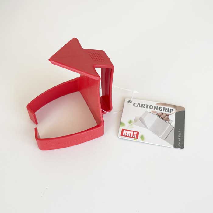 牛乳パック(底面7cm×7cm)にピッタリ装着できる取っ手です。取り外しも簡単。手が滑ったり、注ぎにくかったり、パックの形が崩れたり...などのプチストレスを解消し、冷蔵庫の出し入れもスムーズに。小さなお子様やご高齢の方には、特にオススメの...