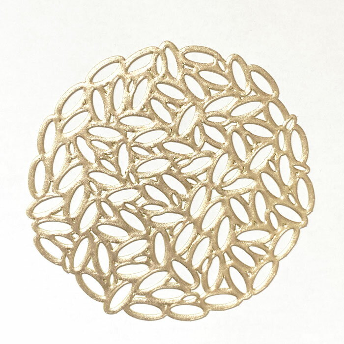 シンプルで使い勝手の良いコースターです。テーブルをさりげなく華やかに演出してくれます。 ● サイズ : 直径 約12cm ● 原料樹脂 : 塩化ビニール樹脂 ● 耐熱温度 : 70℃, -10℃ ● 原産国 : 中国 ●入数 : 同色 4枚...