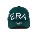 型番 13751023 サイズ 約56.8cm～約60.6cm 素材 コットンニューエラ NEW ERA 9THIRTY Deviated Logo NEW ERA ダークグリーン サイドパネルからフロントパネルにかけて、不整列にブランドロゴをレイアウトしたデザイン。 リアのクロスストラップ（サイズ調整するストラップ）で頭回り約56.8cmから60.6cmまでサイズ調整が可能です。