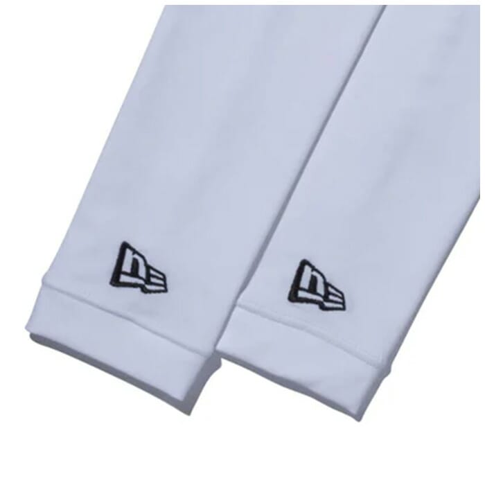 ゴルフショップ ウィザードのニューエラ NEW ERA 13549230 アームスリーブ フラッグロゴ ホワイト?ブラック ARM SLEEVES アームカバー｜アングル3