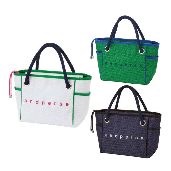 型番 AUF7235 サイズ H26×W24×D13cm 素材 表地:ナイロン100％ 裏地:ポリエステル100％ 原産国 中国and per se AUF7235 カートバッグ 総柄プリントを施したカートバッグです。 外ポケットが2ヶ所、内側にも2ヶ所ポケットがあるので、小物を出し入れするのに使い勝手の良いデザインです。 コーディネートをスタイリッシュに仕上げてくれるアイテムです。