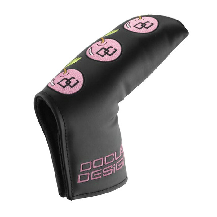 素材 PU サイズ ピン型用 カラー ブラックDOCUS DCPC738 Cherry Putter Cover パターカバー 大人の遊び心を添える、チェリースロットのパターカバーです。 ブラックの上質な生地に、3つ並んだチェリーを立体刺繍で表現した遊び心たっぷりの“スロットデザイン”パターカバー。 クッション性の高い作りで、大切なパターをしっかり保護。内側は柔らかい起毛素材でキズを防ぎ、ヘッドを優しく包み込みます。 マグネット式開閉で着脱がスムーズ。可愛さだけでなく、使い勝手にもこだわった実用性抜群のパターカバーです。 インパクトのあるデザインなのでプレゼントにもおすすめ。 ゴルフをもっと楽しく、自分らしく。コースでも練習場でも気分が上がるアイテムをお探しの方にぴったり！