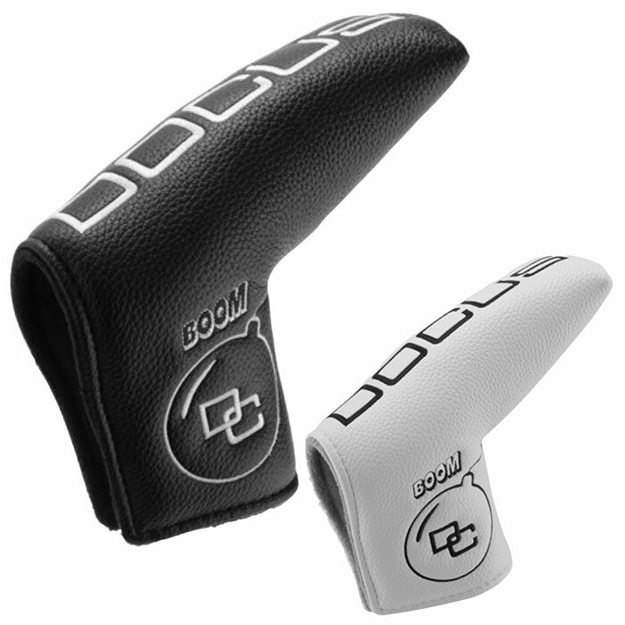素材 PU サイズ RAIDEN（ピン型）用DOCUS DCPC739 Bom Putter Cover パターカバー 洗練されたモノトーンデザインが特徴の、DOCUSオリジナルパターカバー。 フロントには象徴的なBOOMロゴを刺繍で配置し、シンプルながら強い存在感を放つ仕上がりに。 クッション性の高い作りで、大切なパターをしっかり保護。内側は柔らかい起毛素材でキズを防ぎ、ヘッドを優しく包み込みます。 シンプルながらインパクトのあるデザインなのでプレゼントにもおすすめ。 シンプル派のゴルファーはもちろん、装飾の少ないクールなバッグにもよく馴染む万能カバーです。