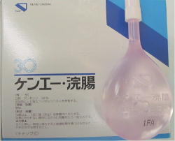 成分 日局　　グリセリン　　50%添加物として塩化ベンザルコニウムを含有する。 効能・効果 便秘 用法・用量 12歳以上1回1個(30g)を直腸内に注入し、それで効果のみられない場合にはさらに同量をもう一度注入する。 「用法用量に関連する注意」(1)用法用量を厳守すること。(2)本剤使用後は、便意が強まるまで、しばらくがまんすること。(使用後、すぐに排便を試みると薬剤のみ排出され、効果がみられないことがある。)(3)12歳未満の小児には、使用させないこと。(4)注入に際し、無理に挿入すると直腸粘膜を傷つけるおそれがあるので注意すること。(5)浣腸にのみ使用すること。 広告文責 くすりのグッドラック 06-67487-3137 メーカー名、又は販売業者名 健栄製薬 区分 医薬品 製造国 日本製浣腸（かんちょう）は飲む便秘薬と異なり、薬液を入れてから3分から10分後に効果が現れ、便意を促進します。これは他の便秘薬にはない、浣腸ならではの特徴です。 便秘とは、便が長時間大腸に留まり、排便が順調に行われていない状態をいい、毎日排便があっても、量が少なかったり、残便感があれば便秘ですし、2〜3日に1度でもすっきりと排便があれば、便秘ではありません。便秘の原因としては、食生活の乱れや、運動不足があげられます。便秘にならないためには、食事と水分をしっかり取り、ウォーキングなど適度な運動をするといいでしょう。また、朝食後に必ずトイレに行く習慣をつけることや、便意があったらガマンしないことも大切です。 浣腸はどうしても便秘が解消しない場合、最後の手段として用いてください。しかし連用すると効果が減弱し、薬剤に頼りがちになることがあるので、長期連用は避けてください。 また、使用の際には箱に記載されている使用上の注意などをよく読んでからご使用ください