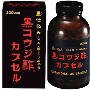 &nbsp;商品名 &nbsp;黒コウジ酢　カプセル &nbsp;内容量 &nbsp;101g（〔内容量260mg〕x300カプセル） &nbsp;原材料 &nbsp;もろみ酢粉末、果汁粉末、黒糖、ゼラチン &nbsp;お召し上がり方 &nbsp;一つの目安として、1日に約8カプセルを水と一緒にお召し上がりください。 &nbsp;保存方法 &nbsp;直射日光・高温を避けて保存してください。 &nbsp;広告文責 &nbsp;くすりのグッドラッグ 　06-6787-3137 &nbsp;メーカー名、又は販売業者名 &nbsp;株式会社　サンヘルス &nbsp;区分 &nbsp;健康食品 &nbsp;製造国 &nbsp;日本製黒コウジ酢　カプセル　300カプセル ●沖縄でもっとも伝統のある甕仕込みの黒コウジ酢を、いつでもどこでも、手軽に飲めるようにという要望にこたえて研究をつづけ、完成したのが「黒コウジ酢カプセル」です。 ●黒コウジ酢の主成分であるクエン酸・アミノ酸を豊富にしかも油や乳化剤を使用せずカプセルに入れる事が可能になりました。それにより、18種類の豊富なアミノ酸やクエン酸が含れています。 また、食物繊維も豊富に含まれており、10g中に約1.4g含まれています。 ●小粒のハード・カプセルに仕上げてあるので大変飲みやすくなっており、携帯にも便利です。また、わずかな酸味でも苦手な方にもおすすめです。