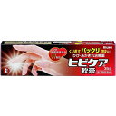 &nbsp;商品名 &nbsp;ヒビケア軟膏 &nbsp;内容量 &nbsp;35g &nbsp;効能・効果 &nbsp;ひび、あかぎれ、しもやけ &nbsp;成分(有効成分(100g中)) &nbsp;アラントイン・・・0.2g &nbsp;パンテノール(プロビタミンB5)・・・ 1.0g &nbsp;トコフェロール酢酸エステル・・・0.2g &nbsp;グリセリン・・・40.0g &nbsp;ジフェンヒドラミン・・・0.5g 添加物としてベヘン酸、ステアリルアルコール、ベヘニルアルコール、トリイソオクタン酸グリセリン、ステアリン酸ソルビタン、グリセリン脂肪酸エステル、ポリオキシエチレンセチルエーテル、クエン酸を含有します。 本剤にステロイド成分は配合されていません &nbsp;用法・用量 &nbsp;1日数回、適量を患部に塗布してください。 &lt;用法・用量に関連する注意&gt; (1)小児に使用させる場合には、保護者の指導監督のもとに使用させてください。なお、本剤の使用開始目安年齢は生後1カ月以上です。 (2)目に入らないように注意してください。万一目に入った場合には、すぐに水又はぬるま湯で洗ってください。なお、症状が重い場合(充血や痛みが持続したり、涙が止まらない場合等)には、眼科医の診療を受けてください。 (3)本剤は外用にのみ使用し、内服しないでください。 &nbsp;ご使用上の注意 ■■相談すること■■ 1.次の人は使用前に医師、薬剤師又は登録販売者に相談してください (1)薬などによりアレルギー症状(発疹・発赤、かゆみ、かぶれ等)を起こした ことがある人。 (2)湿潤やただれのひどい人。 2.使用後、次の症状があらわれた場合は副作用の可能性があるので、直ちに使用を中止し、この説明文書をもって医師、薬剤師又は登録販売者に相談してください 〔関係部位〕 〔症 状〕 皮ふ : 発疹・発赤、かゆみ、はれ &nbsp;JANコード &nbsp;4987426002183 &nbsp;広告文責 &nbsp;くすりのグッドラッグ 　06-6787-3137 登録販売者：西地　英男 &nbsp;メーカー名、又は販売業者名 &nbsp;株式会社 池田模範堂 &nbsp;区分 &nbsp;第3類医薬品【第3類医薬品】ヒビケア軟膏 35g【メール便、定形外郵便物対応】 ■くり返しパックリ割れて治りにくかったひび・あかぎれ・・・どうして? それは、お肌の細胞がひび・あかぎれを自分自身の力で十分修復しきれない・・・それほどまでに弱っているからです。 寒さや水仕事により手指などの血行が悪くなると、栄養が肌細胞までとどきにくくなります。 このような状態が長引くと、肌細胞はすっかり元気を失い、本来持つ「ひびを修復する力」が十分に発揮できなくなるのです。 ■肌細胞の修復力が弱っている。だから「ひび修復促進成分」W配合！ くり返すひび・あかぎれをしっかり治すためには、弱った肌細胞の修復力を回復させることが最も重要です。 ヒビケア軟膏は、割れた皮ふ組織に直接はたらき修復を助けるアラントインと、肌細胞に元気を与え修復を助けるパンテノールをW配合。 2つの「ひび修復促進成分」が肌に集中的にはたらくので、くり返し「パックリ」割れて治りにくかったひび・あかぎれもしっかり治療します。 さらに、血行促進成分、保湿成分、かゆみをおさえる成分がバランスよく配合されていますので、 ひび・あかぎれに伴うかさかさ、かゆみなどの症状をやわらげ、手指などの患部全体を正常な肌状態に近づけていきます。