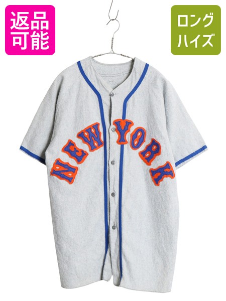商品説明 80年代頃のヴィンテージ NEW YORK METS ニューヨーク メッツ の ベースボールシャツです。 タグ欠損の為ブランドの詳細は不明ですが、 縫製や仕様等から80年代頃の レプリカユニフォームと思われます。 素材は、化繊混紡と思われるフランネル素材 しっかりとした厚みのある素材が使用されています。 フロントにMLBの人気チーム、メッツのワッペン付き グレー x ブルー x オレンジの好配色のチームビジターカラー そのままでももちろん、重ね着にもお勧め 着まわしの利く商品です。 コンディション バック襟下、両袖に薄ヨゴレがあります。 それ程気にならない程度です( 写真参照 ) それ以外は、多少の使用感がある程度で 特に表記するところの無い非常に良い状態です。 カラー グレー | ブルー | オレンジ サイズ 表記サイズ 不明 メンズ M 程 (実寸をご確認ください) 着丈 72cm【バック襟付け根からの計測】 身幅 55cm【脇下で計測】 肩幅 49cm 袖丈(肩から) 49cm 袖丈(脇下から) 16cm 補足 （計測は全て平置きでの計測になります。多少の誤差はご了承下さい） サイズの測り方についてはこちら 商品番号 wau072610 当店について 当店の商品は、国内の買い取りなどは行なわず、私たちが直接アメリカから買い付けてきた新品 デッドストック 等の US古着、インポート オンリーの商品です。靴 鞄 帽子 ファッション 小物 などの全身コーディネートできる物春服 夏服 春夏 秋冬、秋服、冬服 など様々な季節　オシャレ おしゃれ かわいい カワイイ かっこいい 流行 トレンド 旬 シンプル インパクト カジュアル フォーマルストリート 定番 人気 など様々なスタイルに対応できる商品特に アメリカン カジュアル ( アメカジ ) ストリートアウトドア ワーク ミリタリー と言った機能性 に優れ長く愛用できる物を幅広く取り揃えています。大切な人の 贈り物 ( ギフト )誕生日 母の日　父の日　敬老の日　クリスマス　ハロウィン バレンタイン　就職祝い 入学祝い 進学祝い 結婚祝いにもお使い頂ける、心のこもった 1点物 もお探しいただけます。ひとつひとつ厳選した幅広いジャンルの商品お楽しみください。 商品について 一見して分かる目立つヨゴレやダメージは商品画像や商品説明に記載はしていますが 着用に支障が無いと判断した物や裏側等の着用時見えない場所、古着慣れされている方 なら問題無い範囲内と判断したヨゴレ、小さなダメージの説明は省いている場合があります。 (その様な場合でもこちらの判断で良品、美品と記載している物もあります) 見えない場所や細かいヨゴレ、ダメージの気になる方はご購入前に必ずご相談下さい。 サイズについては多少の誤差はご了承願います。 撮影時の光や環境、ご使用のブラウザによって実際の色と異なる場合があります。 写真と商品説明文を確認して、少しでも気になる点があれば必ずご入札前にご質問下さい。 在庫について 掲載商品に関しましては、実店舗でも同時に販売しており在庫の有無が反映されいていないことがあります。自動返信メールと別に、在庫の有無をメールでご連絡差し上げます。 在庫がない場合は、キャンセルのメールを配信させて頂いておりますこと、予めご了承ください。 営業時間について AM10:00 ~ PM16:00 上記時間内でもお問い合わせにお答え出来ない場合もあります。 急遽お休みを頂く場合もございますので気になる点はお早めにご質問下さい。 前もってお休みをお知らせ出来る場合は自己紹介欄等に記載させて頂きますのでご確認下さい。