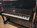 商品特徴 メルヘンは河合楽器のセカンドブランドとして販売していたピアノです。内部のパーツなどは高品質なカワイ製のものを使用して製造されています。こちらの「Ma320」はピアノは、高さ125cmのスタンダードモデルです。電子ピアノからの買替や初めてのアコースティックピアノとして最適な1台。お手頃な国産ピアノをお探しの方にもオススメのピアノです。 【中古アップライトピアノ】MARCHEN（メルヘン） Ma320 色黒 仕上げ艶出し塗装 製造年1995年 サイズ高さ125×幅153×奥行59cm 重量215kg 鍵盤数88 ペダル3本ペダル（弱音装置付） ハンマーオールアンダーフェルト入ハンマー 製造国日本 その他スローダウンシステム（鍵盤蓋） 保証期間1年※サイレント・自動演奏付きの場合、電子部分のみ6ヶ月保証となります。 ※商品の状態により販売を見合わせる場合がございます。予めご了承下さいませ。 【国産中古UP】【メルヘン　Ma320】【メルヘンMa320】【MARCHEN　Ma320】　