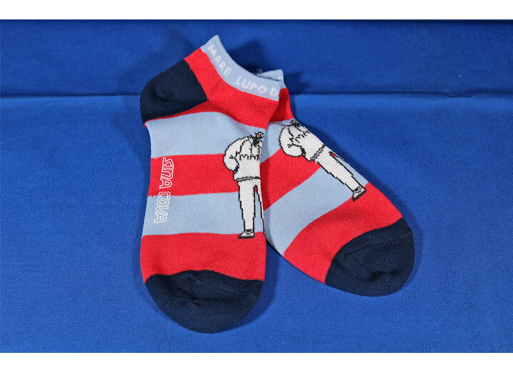 ○メーカー希望小売価格はメーカー商品タグに基づいて掲載しています 【素材】上記タグをご覧ください 【サイズ】フリー＜25cm〜27cm＞ Guest-One　店頭商品　SINA COVA シナコバ　　　伊部＜株＞ 【注意】 商品の色は極力再現すべく努力致しておりますが、ご利用のモニターにより若干実物と差が生じる場合が御座いますので、ご了承下さい 此方の商品は、実店舗と同時出品しておりますので、万が一品切れの場合はご了承願いますシナコバキャプテンロゴ入りボーダー柄のミドル丈ソックスです リネン＆ラミー素材を使用しているので春夏の温かいシーズンのシナコバマリンスタイルにお勧めです 抗菌・防臭 通気性がよく蒸れにくい 春夏の温かいシーズンにお勧め 贈り物（ギフト）お勧め 【素材】　綿56％ 麻24％ポリエステル18％ ポリウレタン2％リネン＆ラミー 【原産国】　日本製 【サイズスペック（cm）】 25cm~27cm