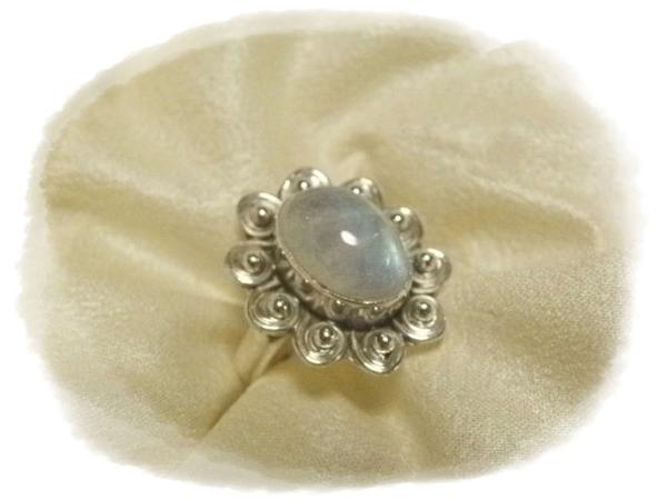 オーバルカボションムーンストーンのフローラルデザインシルバー925リング#12 天然石ジュエリーのお店 リング おしゃれ シルバー925 プレゼントにもおすすめ♪ ハッピーエイト