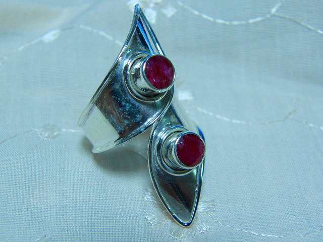 幅広いデザインが特徴的！ルビー2石...