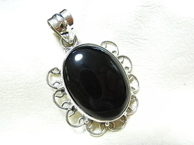 オーバルブラックオニキスのフラワーデザインシルバーペンダントトップ 天然石ジュエリーのお店 おしゃ..