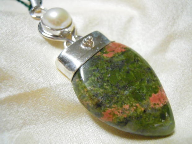 リーフ型ユナカイトとパールのシルバーペンダントトップ 天然石ジュエリーのお店 おしゃれ ペンダント トップ ネックレス プレゼントにもおすすめ♪ ハッピーエイト