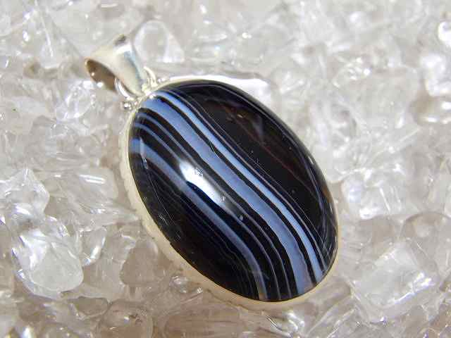 シンプルイズベスト☆オーバル型バンデッドアゲート（縞瑪瑙） シルバー925ペンダントトップ 天然石ジュエリーのお店 ペンダント トップ ネックレス おしゃれ シルバー925 プレゼントにもおすすめ♪ ハッピーエイト
