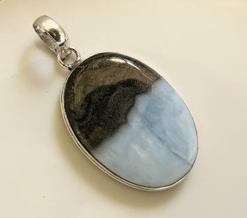 オーバルブルーオパールのシンプルシルバープレートペンダントトップ