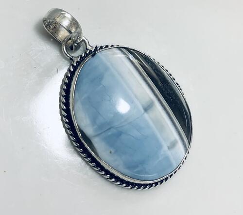 オーバルブルーオパールのシンプルシルバープレートペンダントトップ