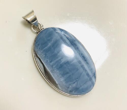 オーバルブルーオパールのシンプルシルバープレートペンダントトップ