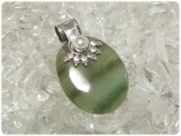 グリーン系フローライトの渦巻きデザ...