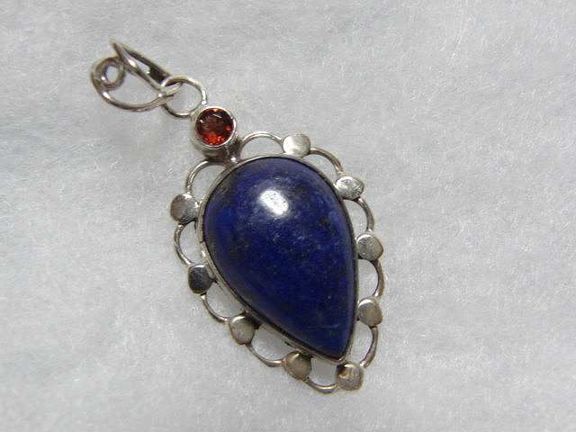 ガーネットと しずく形ラピスラズリのデザインシルバー925ペンダントトップ 天然石ジュエリーのお店 ペンダント トップ ネックレス おしゃれ シルバー925 プレゼントにもおすすめ♪ ハッピーエイト